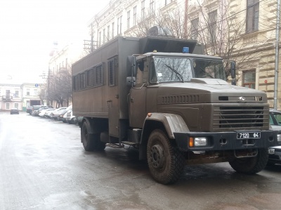 Під ОДА, де тривають "тарифні протести", підігнали машину із силовиками - фото