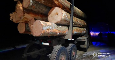 На Буковині поліцейські затримали вантажівку з лісом: водію загрожує 3 роки тюрми
