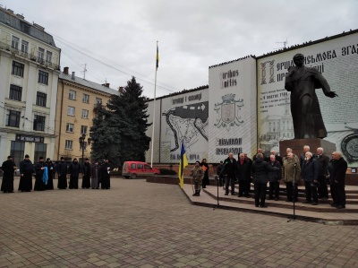 У Чернівцях жителі вшанували пам’ять героїв бою під Крутами – фото