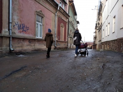 «Росли троянди, а зараз ями»: вулиця у центрі Чернівців  – без асфальту та зливових мереж – фото