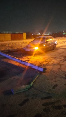 У Чернівцях п'яний водій влетів в електроопору, яка звалилася на авто  - фото