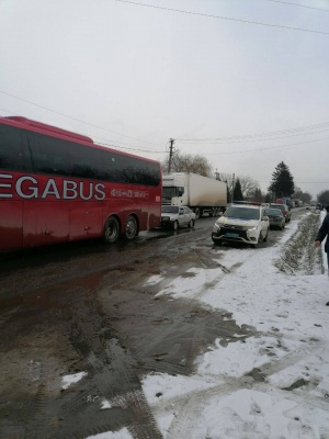 Трасу «Чернівці–Снятин» перекрили «тарифні» мітингарі: дорогу блокують у Берегометі