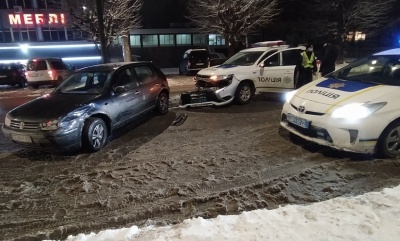 У Чернівцях сталася ДТП із службовим авто поліції: на вулиці Комарова затори – фото