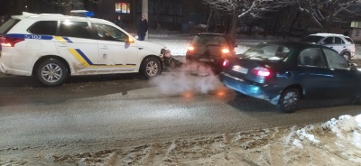 У Чернівцях сталася ДТП із службовим авто поліції: на вулиці Комарова затори – фото