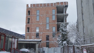 Замість п’яти поверхів - один: у Чернівцях мають знести частину незаконно збудованого будинку