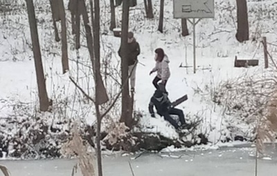 На озері у Чернівцях очевидці помітили школярів, коли ті намагалися «спробувати лід» - фото