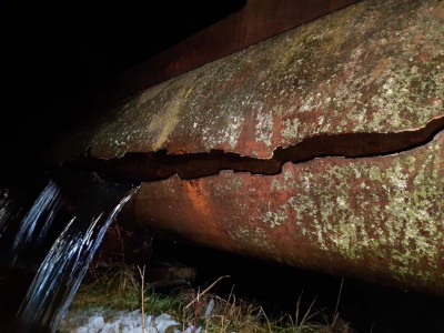 Аварія на водогоні під Чернівцями: з’явились фото масштабної тріщини у трубопроводі