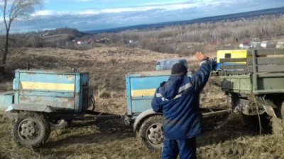 Тріщина завдовжки три метри: "Чернівціводоканал" показав, як ремонтує водогін - фото