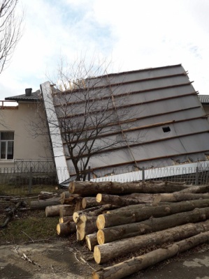 Негода на Буковині: сильний вітер зірвав дах сільського клубу в горах – фото