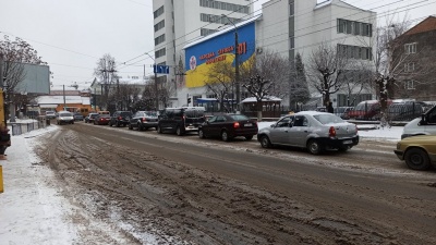 «Прибрали «від великого»: снігопад ускладнив ситуацію на дорогах Чернівців – що про це говорять мешканці та влада