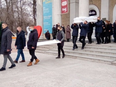 У Запоріжжі попрощалися із загиблою в ковід-лікарні молодою лікаркою – фото