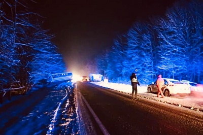 В автобус "Львів-Вижниця" врізався легковик: водій і пасажири отримали травми - фото