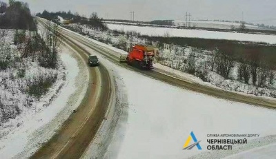 Сніг не вщухає вже 2 дні: буковинські дорожники розповіли, як борються з негодою