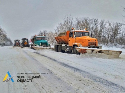 Сніг не вщухає вже 2 дні: буковинські дорожники розповіли, як борються з негодою