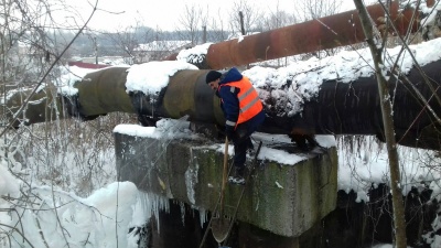 Залатали перший витік: у водоканалі Чернівців показали, як ліквідовують чергову аварію на водогоні