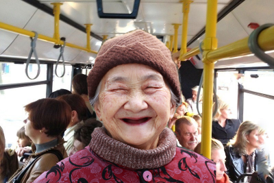 Анекдот дня: про тролейбус та пенсіонерку
