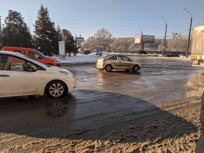 Як виглядають тротуари та дороги Чернівців після нічної негоди – фото