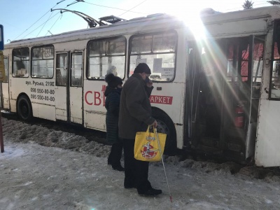 Як виглядають тротуари та дороги Чернівців після нічної негоди – фото