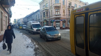 Як виглядають тротуари та дороги Чернівців після нічної негоди – фото