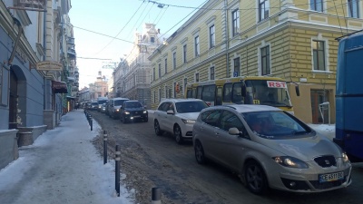 Як виглядають тротуари та дороги Чернівців після нічної негоди – фото