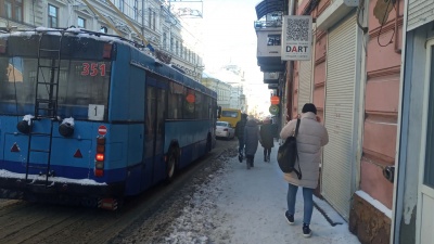 Як виглядають тротуари та дороги Чернівців після нічної негоди – фото