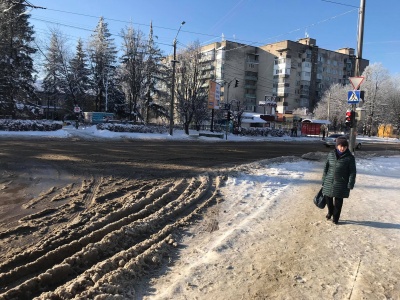 Як виглядають тротуари та дороги Чернівців після нічної негоди – фото