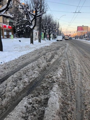 Як виглядають тротуари та дороги Чернівців після нічної негоди – фото