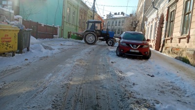 Як виглядають тротуари та дороги Чернівців після нічної негоди – фото