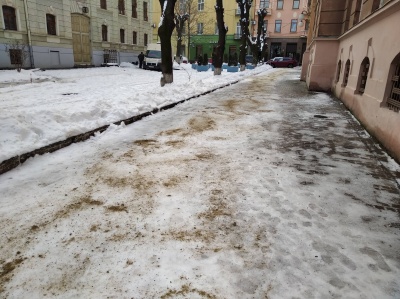 Тротуари у центрі Чернівців слизькі, їх почистили не всюди — фото