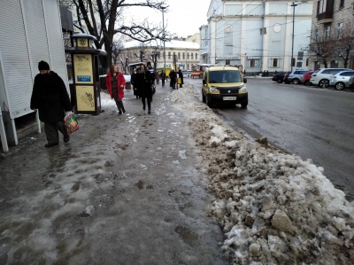 Тротуари у центрі Чернівців слизькі, їх почистили не всюди — фото