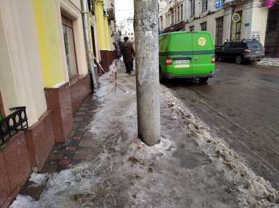 Тротуари у центрі Чернівців слизькі, їх почистили не всюди — фото