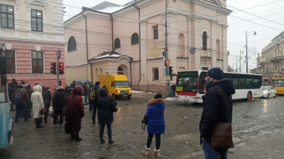 У центрі Чернівців жителі раптово перекрили дорогу: вимагають вирішити проблему з громадським транспортом