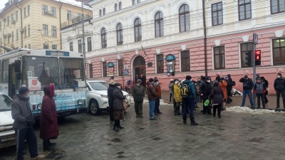 У центрі Чернівців жителі раптово перекрили дорогу: вимагають вирішити проблему з громадським транспортом