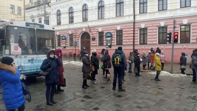 Водію маршрутки, через якого перекрили дорогу у центрі Чернівців, загрожує штраф у 17 тисяч гривень