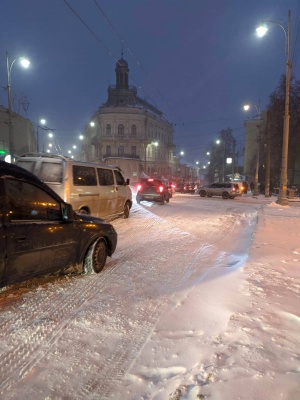 Вулиці Чернівців скували масштабні затори - фото