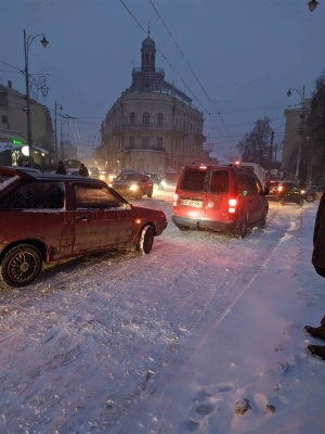 Вулиці Чернівців скували масштабні затори - фото