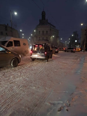 Вулиці Чернівців скували масштабні затори - фото