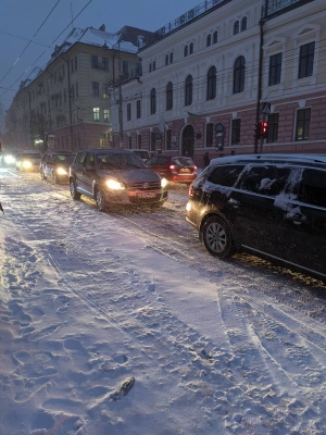 Вулиці Чернівців скували масштабні затори - фото