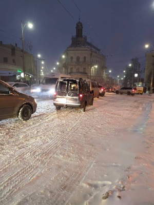 Вулиці Чернівців скували масштабні затори - фото