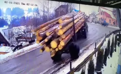 Моторошна ДТП на Буковині: лісовоз перекинувся на ожеледиці – відео
