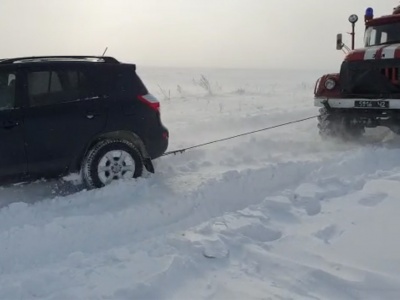 Сніговий полон: на Буковині рятувальники продовжують витягути із заметів автівки - фото