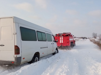 Сніговий полон: на Буковині рятувальники продовжують витягути із заметів автівки - фото