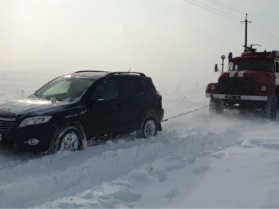 Сніговий полон: на Буковині рятувальники продовжують витягути із заметів автівки - фото