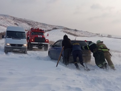 Сніговий полон: на Буковині рятувальники продовжують витягути із заметів автівки - фото