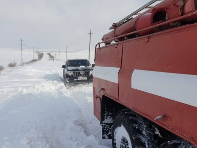 Снігова негода на Буковині: рятувальники звільняли із заметів автівки та автобуси - фото