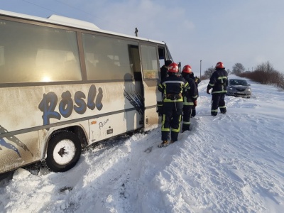 Снігова негода на Буковині: рятувальники звільняли із заметів автівки та автобуси - фото