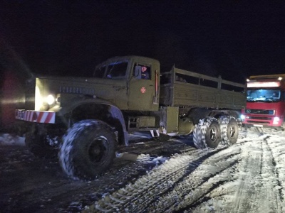 Снігова негода на Буковині: рятувальники звільняли із заметів автівки та автобуси - фото