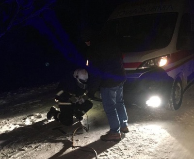 Снігова негода на Буковині: рятувальники звільняли із заметів автівки та автобуси - фото