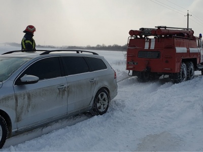 Снігова негода на Буковині: рятувальники звільняли із заметів автівки та автобуси - фото