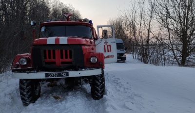 Снігова негода на Буковині: рятувальники звільняли із заметів автівки та автобуси - фото